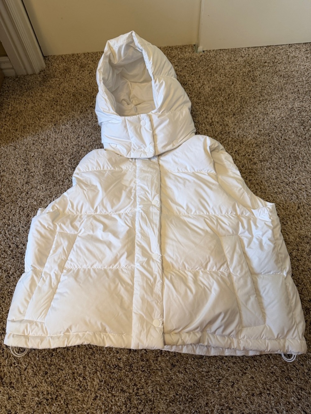 LULULEMON WOMEN'S SIZE 12 WHITE PUFFER VEST WITH DETACHABLE HOOD. NEW.W/O tags.